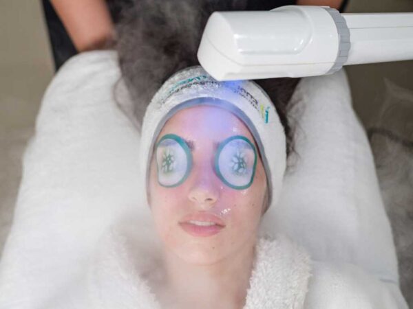 Imagen de tratamiento de limpieza facial en mujer