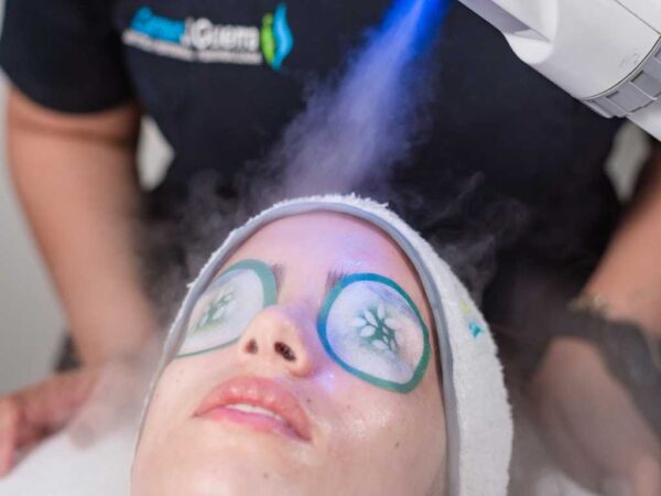 Imagen de tratamiento de limpieza facial en mujer