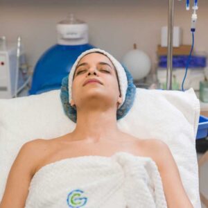 Imagen de tratamiento de sueroterapia, con aplicación de vitamina c en mujer