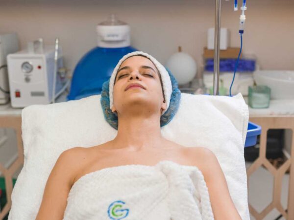 Imagen de tratamiento de sueroterapia, con aplicación de vitamina c en mujer