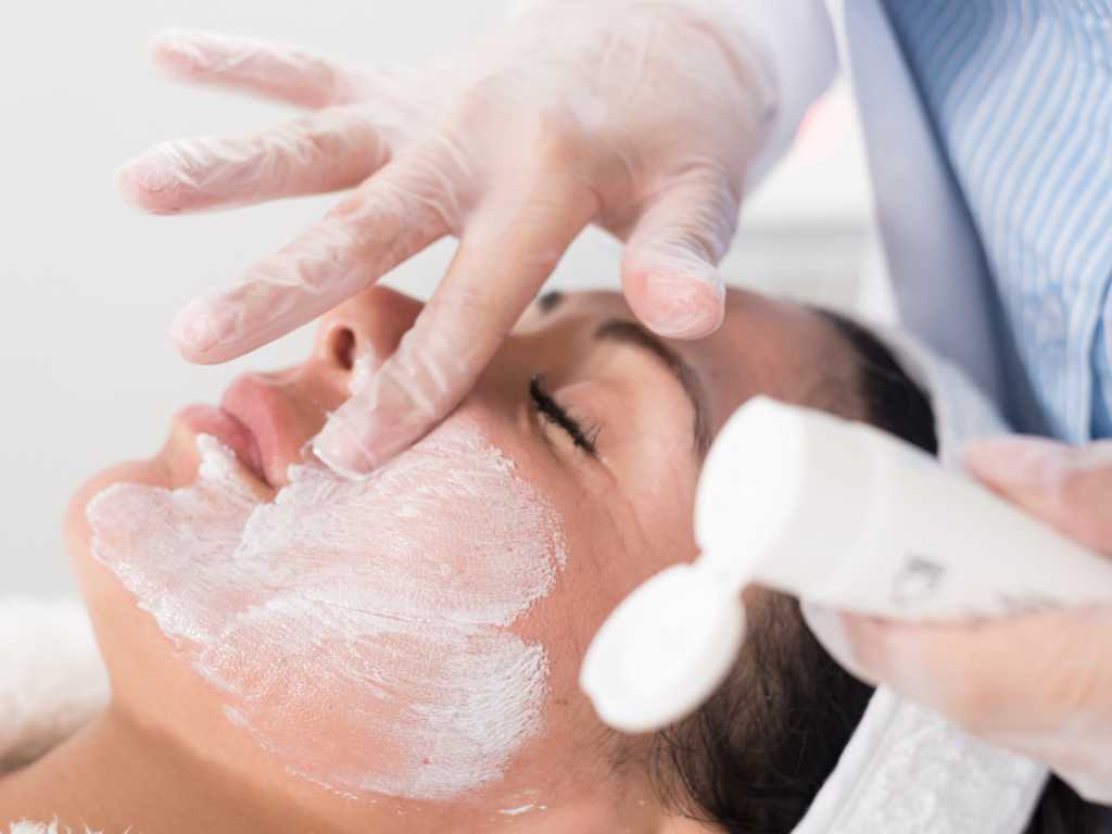 Imagen de tratamiento de limpieza facial con aparatología.