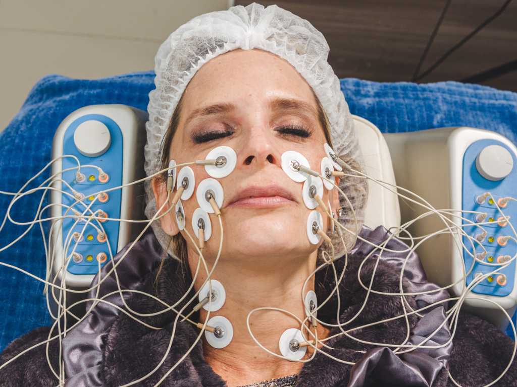 Imagen de tratamiento de limpieza facial con aparatología.