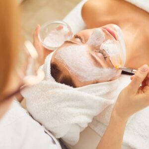 Imagen de tratamiento peeling facial químico.